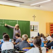 Weniger Lärm, bessere Lichtqualität und Energieersparnis in Schulen mit  Akustik-Leuchten